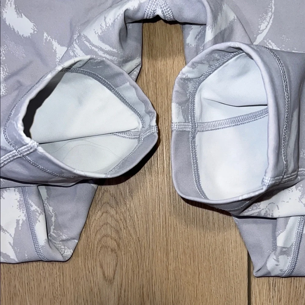 EUC - Lululemon Wunder Under Crop Capri Gray and White Leggings - Picture 4 of 7